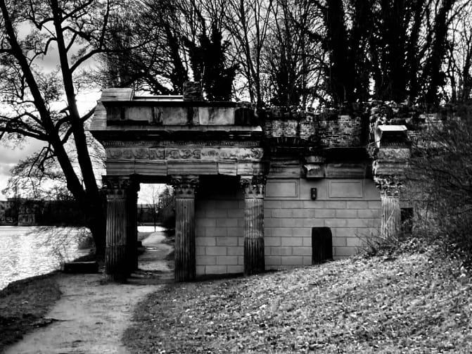 Ein altes Gemäuer in einem Park. (C) Herr Montag.