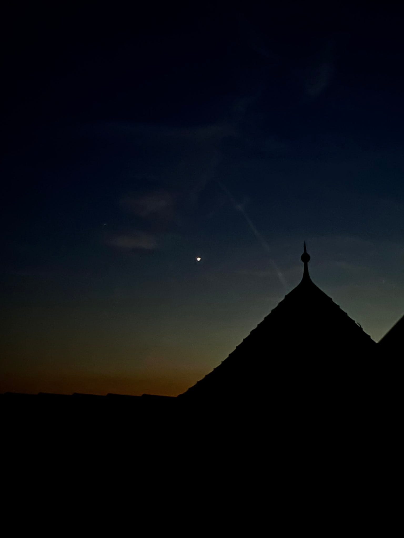 Sonnenuntergang über der Stadt. Ein Stern. Dächer. (C) Herr Montag.