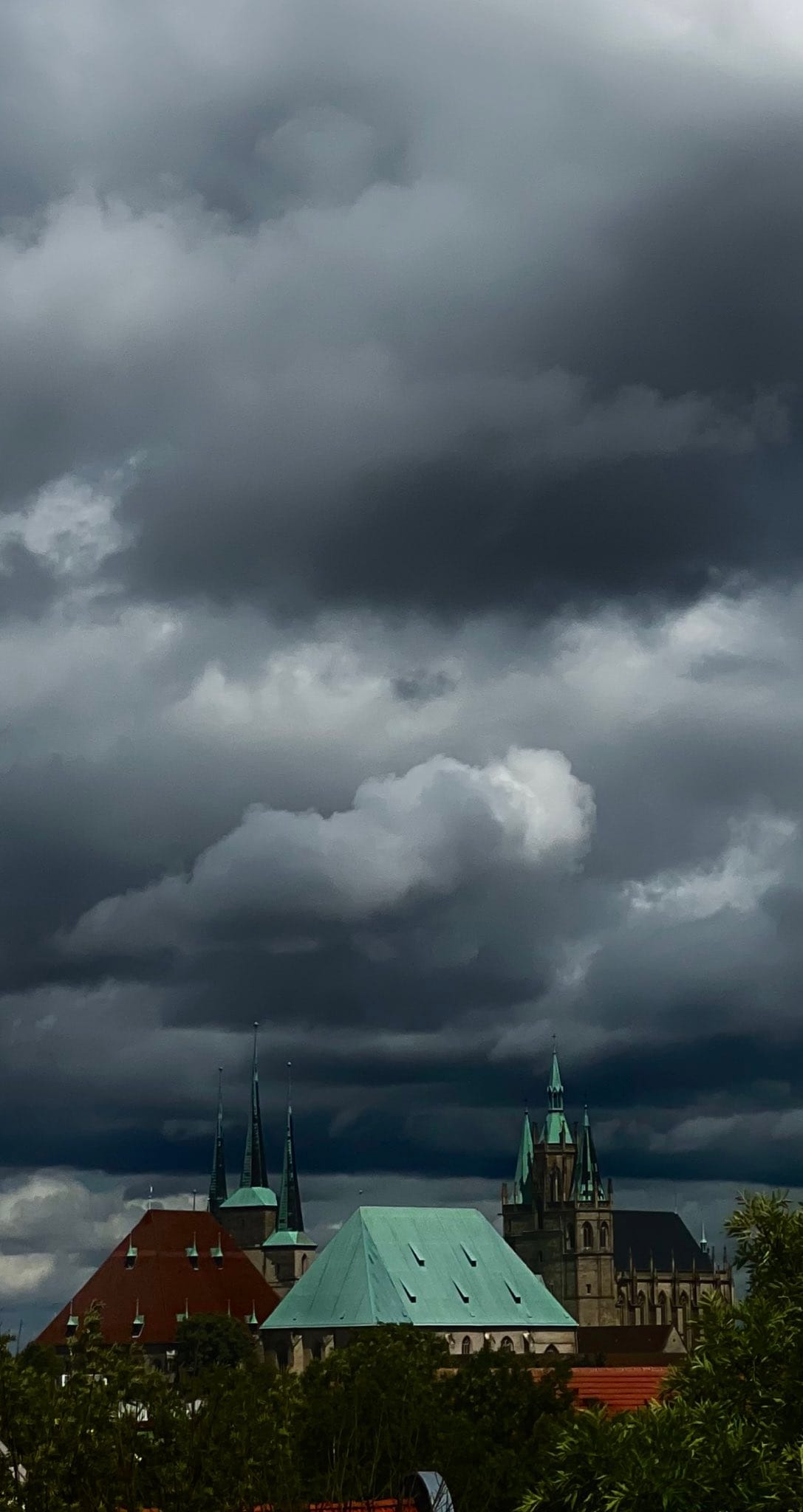 Der Erfurter Dom, Wolken, Herbst im Juli. (C) Herr Montag.