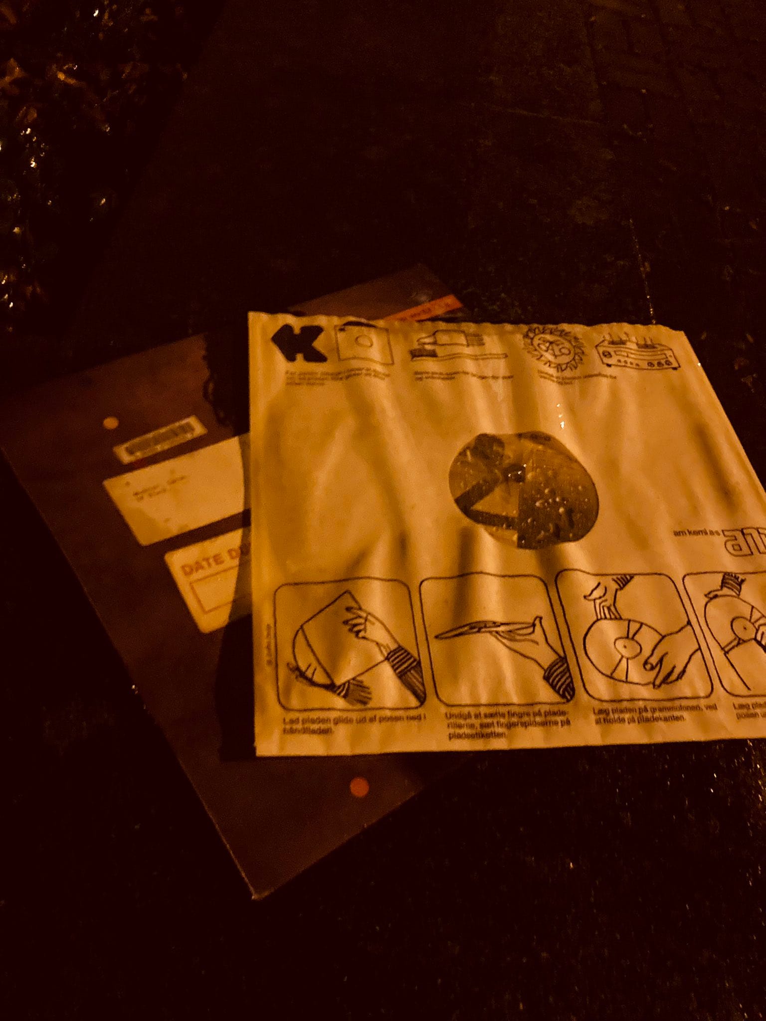 Eine Schallplatte liegt achtlos im Regen. (C) Herr Montag.